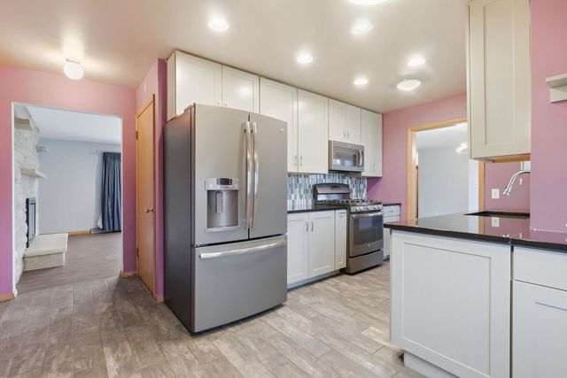 4215 W El Rancho Drive, Davenport, IA 52806