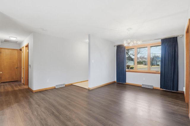 4215 W El Rancho Drive, Davenport, IA 52806