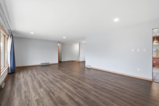 4215 W El Rancho Drive, Davenport, IA 52806