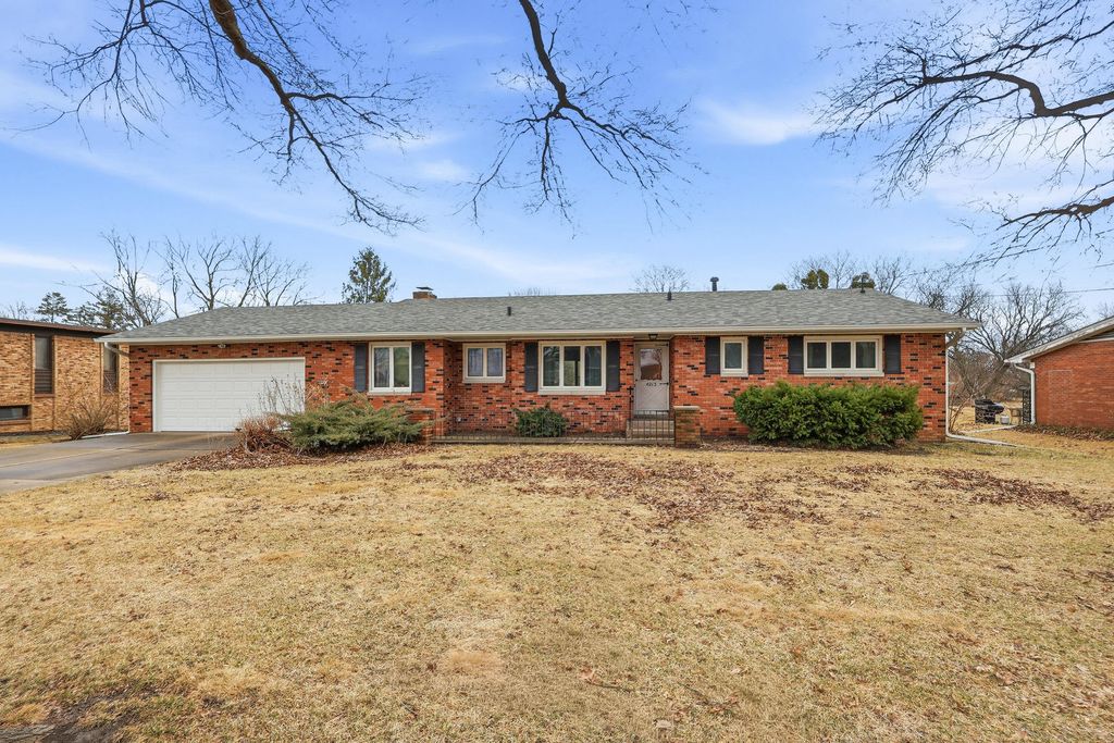 4215 W El Rancho Drive, Davenport, IA 52806