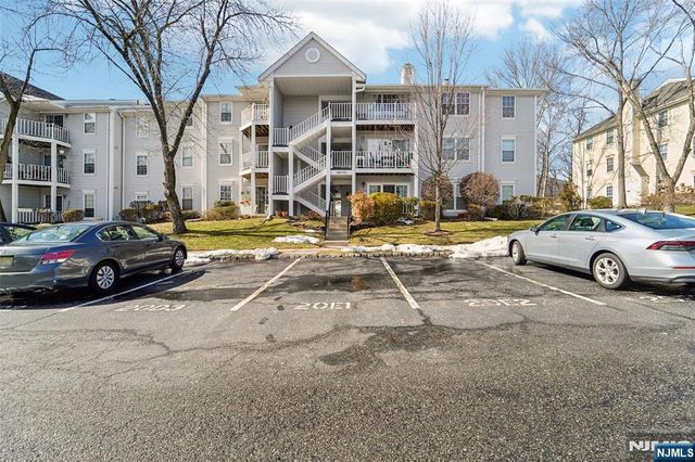 528 Holly Court, Mahwah, NJ 07430