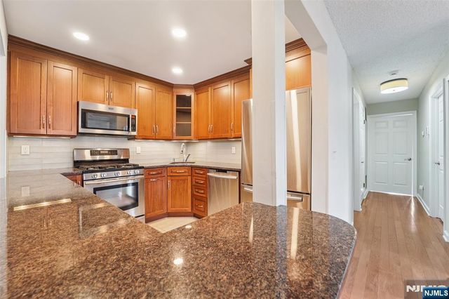 528 Holly Court, Mahwah, NJ 07430