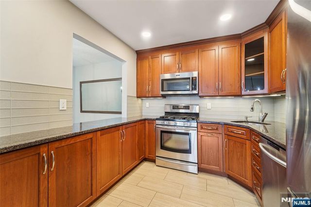 528 Holly Court, Mahwah, NJ 07430