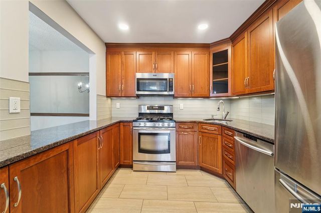 528 Holly Court, Mahwah, NJ 07430
