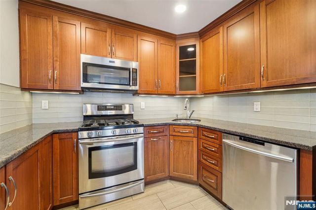 528 Holly Court, Mahwah, NJ 07430