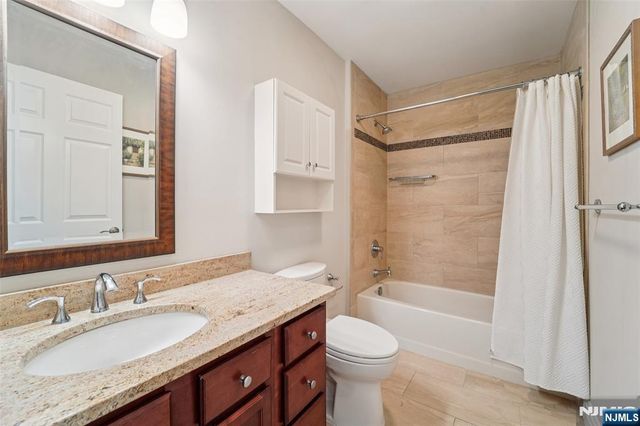 528 Holly Court, Mahwah, NJ 07430