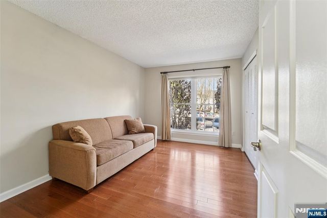 528 Holly Court, Mahwah, NJ 07430