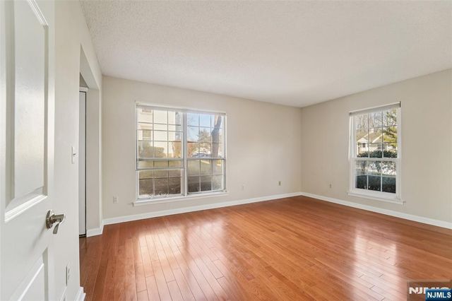 528 Holly Court, Mahwah, NJ 07430