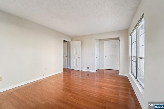 528 Holly Court, Mahwah, NJ 07430