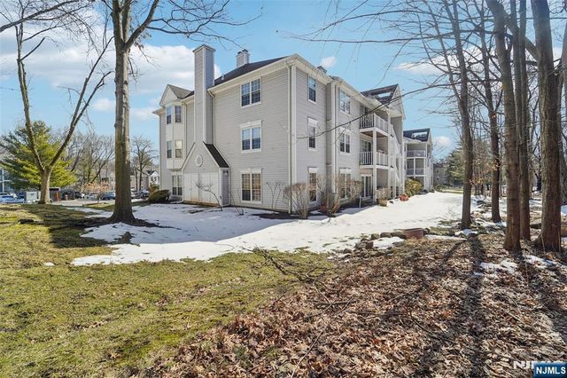 528 Holly Court, Mahwah, NJ 07430
