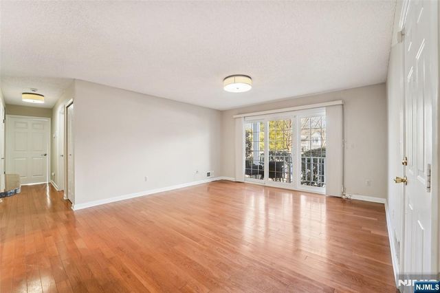 528 Holly Court, Mahwah, NJ 07430