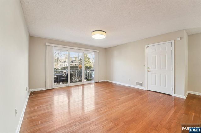 528 Holly Court, Mahwah, NJ 07430