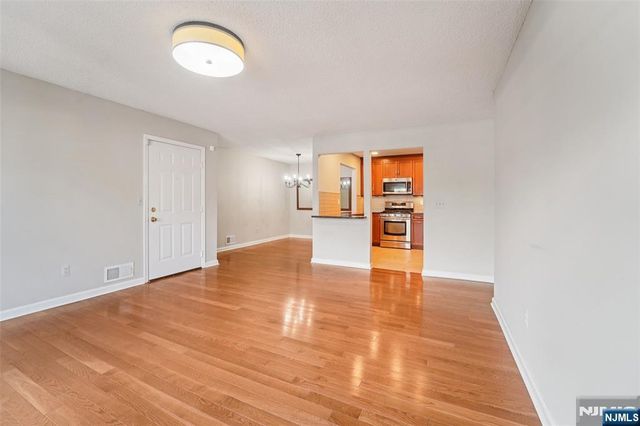 528 Holly Court, Mahwah, NJ 07430