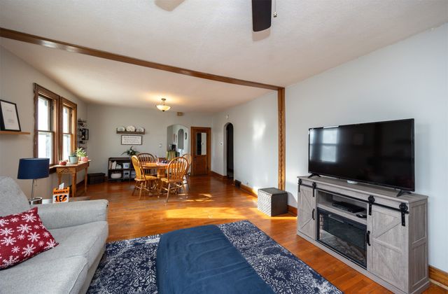 2424 E 40th Street, Des Moines, IA 50317