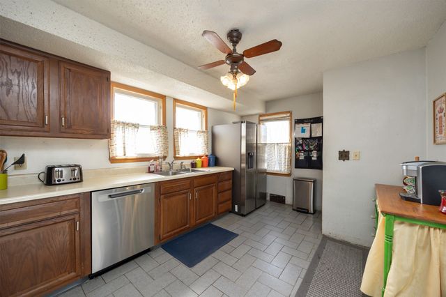 2424 E 40th Street, Des Moines, IA 50317