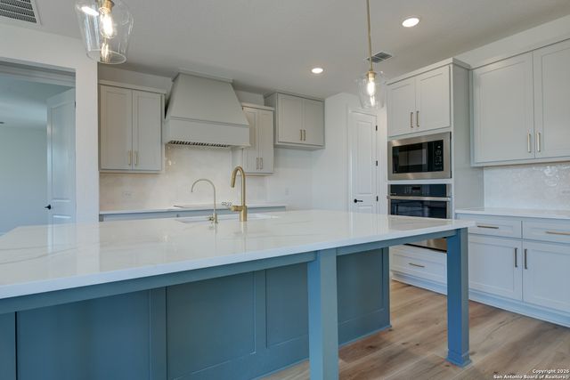 164 Katie Court, Castroville, TX 78009