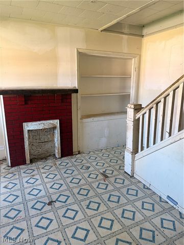 204 Trenton Avenue, Uhrichsville, OH 44683