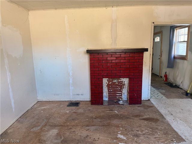 204 Trenton Avenue, Uhrichsville, OH 44683