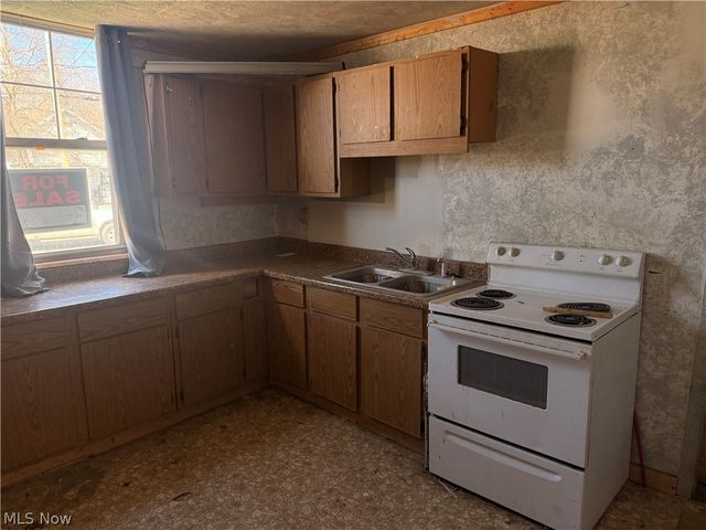 204 Trenton Avenue, Uhrichsville, OH 44683