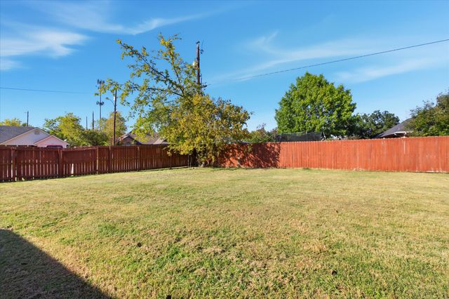 220 Brook Circle, Krum, TX 76249