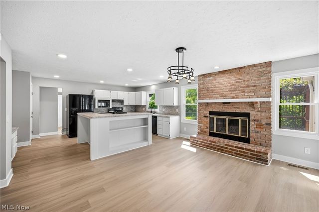 14367 Crown Point Pky, Strongsville, OH 44136
