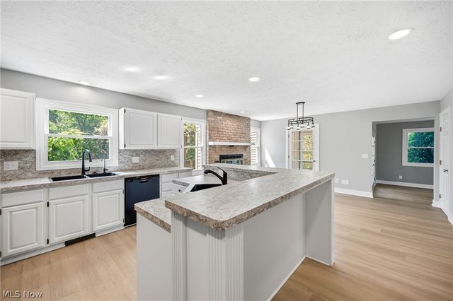 14367 Crown Point Pky, Strongsville, OH 44136
