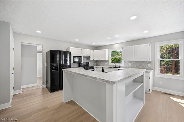 14367 Crown Point Pky, Strongsville, OH 44136