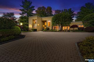 37 Hemlock Road, Livingston, NJ 07039