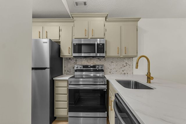 188 Midland Parkway Apt 423, Summerville, SC 29485