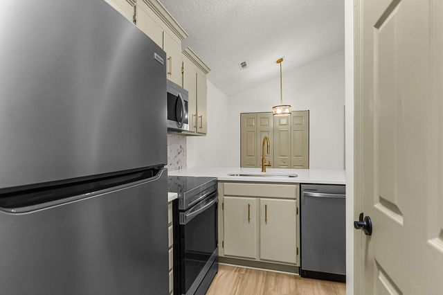 188 Midland Parkway Apt 423, Summerville, SC 29485