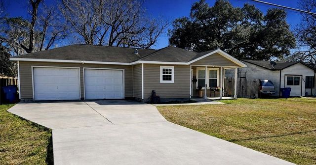 708 E 6th Street, Sweeny, TX 77480