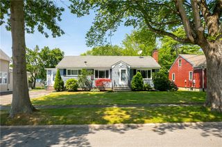 61 Richmond Street, Bristol, RI 02809