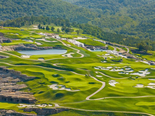 137 N Tuscany Drive, Hollister, MO 65672