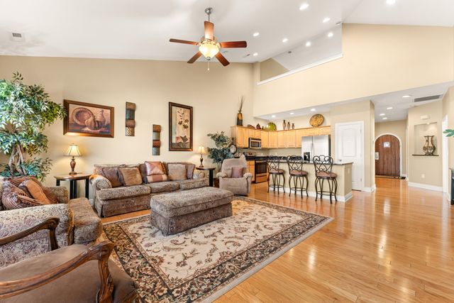 137 N Tuscany Drive, Hollister, MO 65672