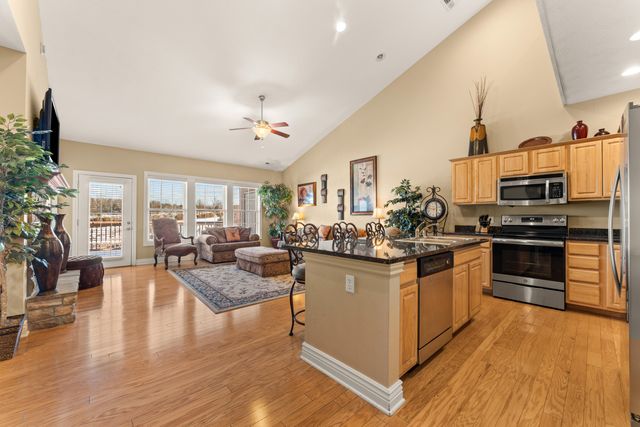 137 N Tuscany Drive, Hollister, MO 65672