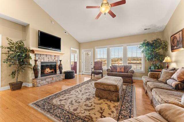 137 N Tuscany Drive, Hollister, MO 65672