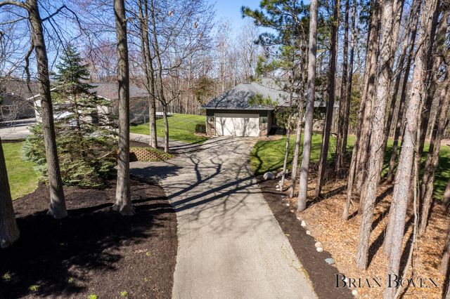 6817 Martin View Street NE, Rockford, MI 49341