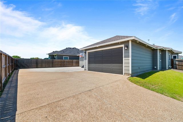 11501 Willowood Creek Dr, Corpus Christi, TX 78410