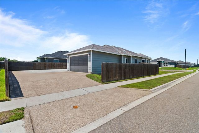 11501 Willowood Creek Dr, Corpus Christi, TX 78410