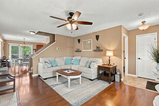 5404 Bannon Crossings Dr, Louisville, KY 40218