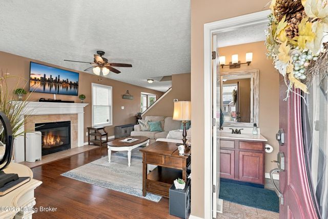 5404 Bannon Crossings Dr, Louisville, KY 40218