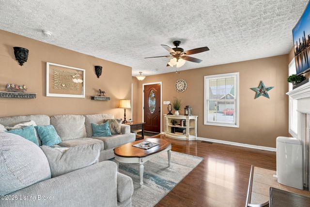 5404 Bannon Crossings Dr, Louisville, KY 40218