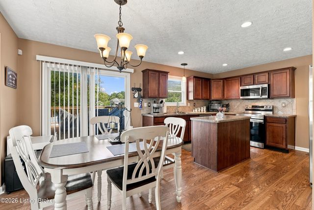 5404 Bannon Crossings Dr, Louisville, KY 40218