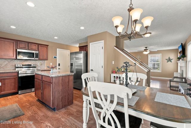 5404 Bannon Crossings Dr, Louisville, KY 40218