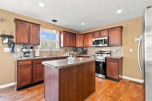 5404 Bannon Crossings Dr, Louisville, KY 40218