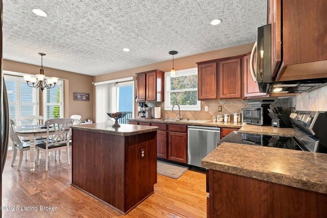 5404 Bannon Crossings Dr, Louisville, KY 40218