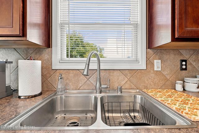 5404 Bannon Crossings Dr, Louisville, KY 40218