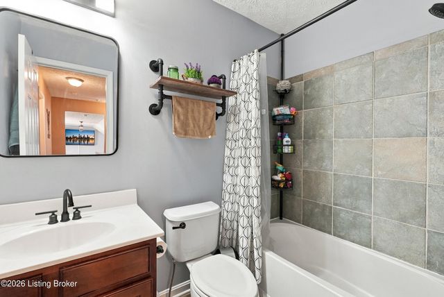 5404 Bannon Crossings Dr, Louisville, KY 40218