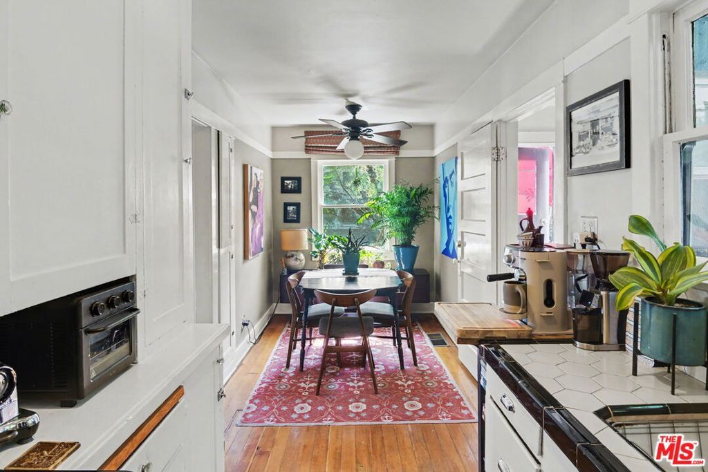 Image 11 of property listing at 2449 Riverside Place, Los Angeles, CA 90039