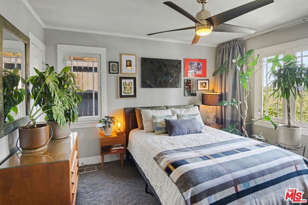 Image 13 of property listing at 2449 Riverside Place, Los Angeles, CA 90039